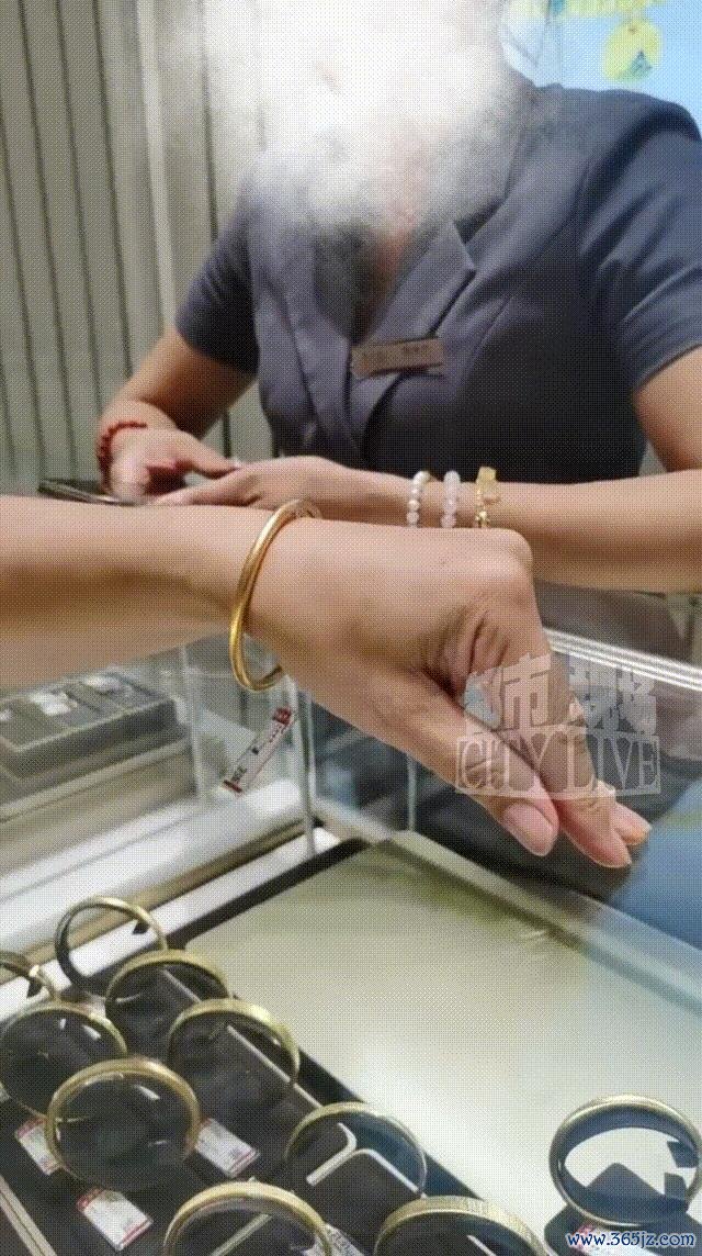 女子试戴金手镯被指磕出坑遭索赔 试戴纠纷激勉争议