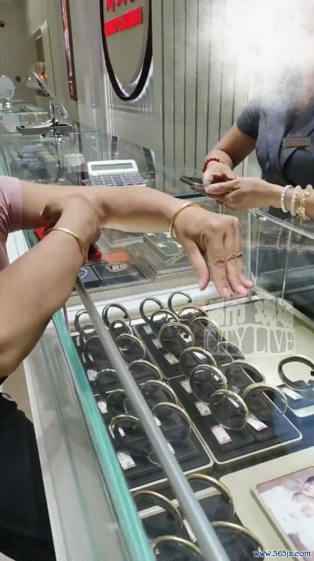 女子试戴金手镯被指磕出坑遭索赔 试戴纠纷激勉争议