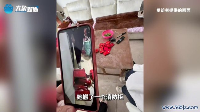 女子跳出故障电梯失慎坠井身一火